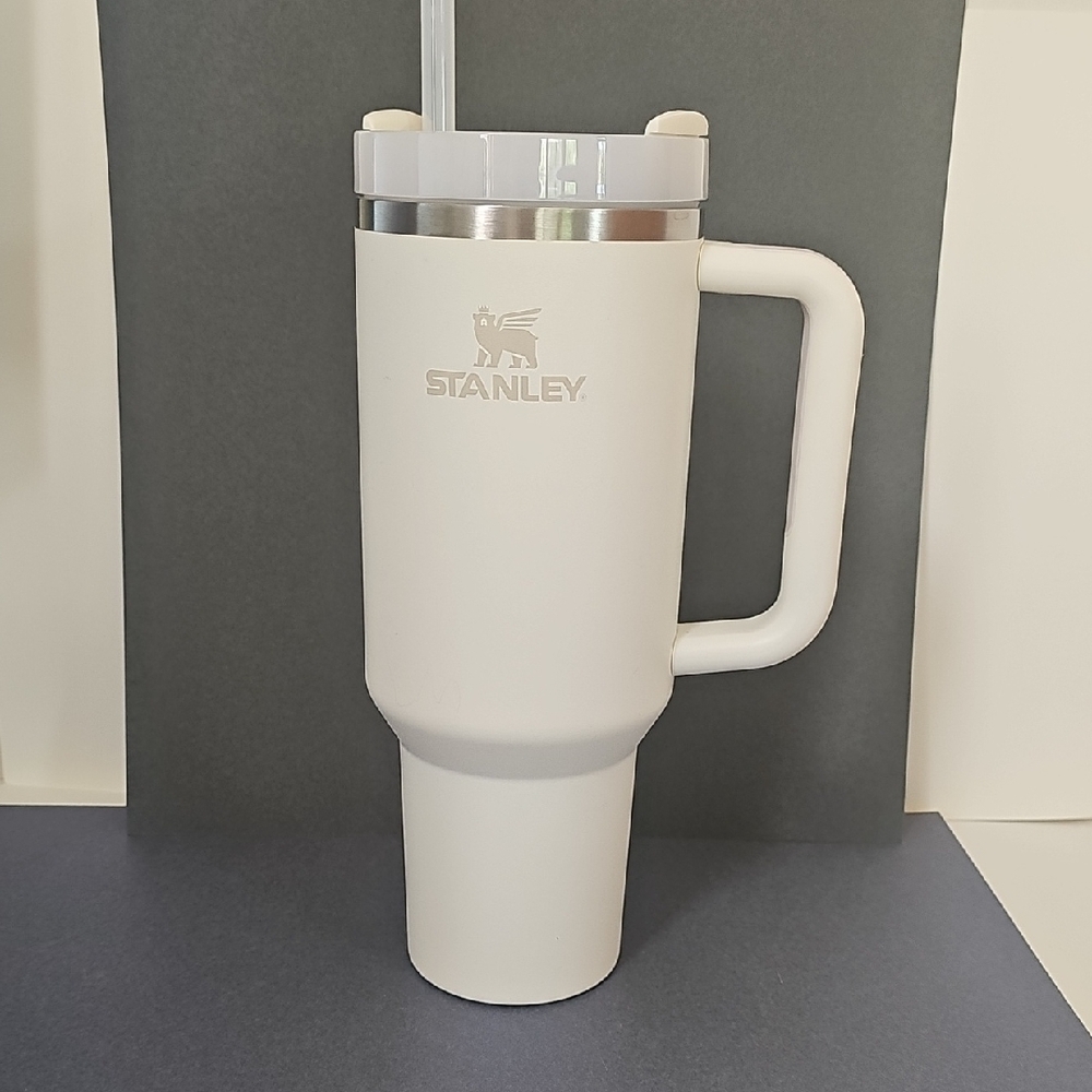 STANLEY 40oz MUG TUMBLER "CREAM" WITH STRAW  NWOT